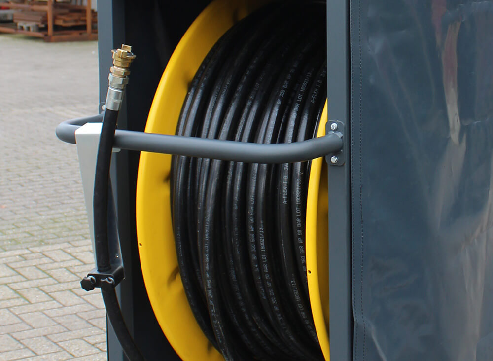 Interior roof cleaning module - robust hose reel